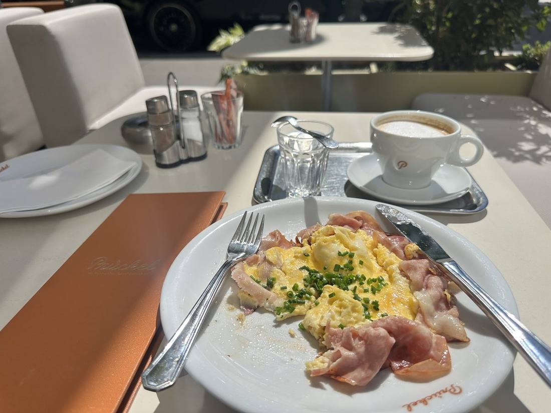 Scrambled eggs with ham and chives, and a Melange at Café Prückel